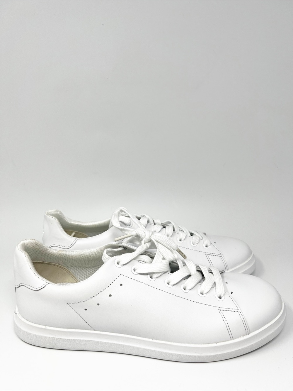 Tory Burch Howell Sneakers
Size 9